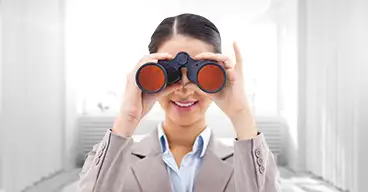 Frau schaut durch Fernglas