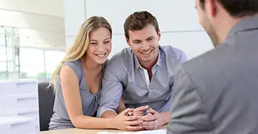 Junges Paar lässt sich beraten